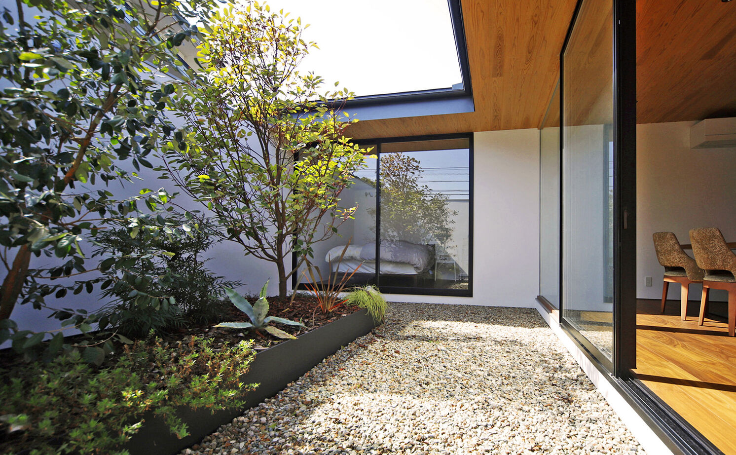 kisetsu 【岐阜県｜平屋×ガレージ】求めたのは「ありきたりではない家」。緑を眺められるLDK、水回りも美しい邸宅の建築実例画像3