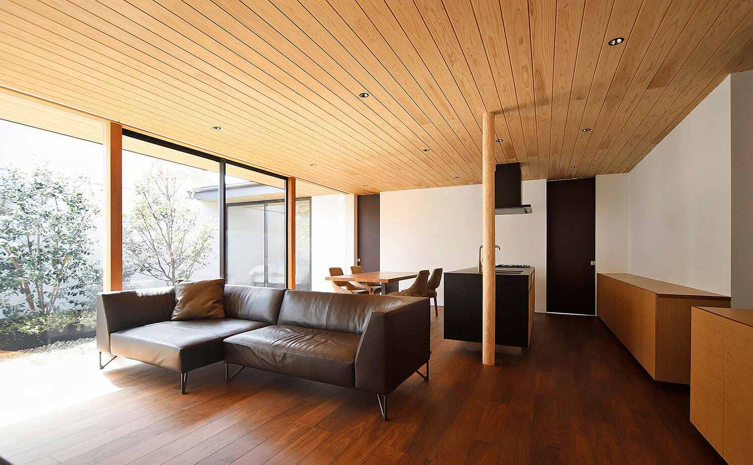 kisetsu 【岐阜県｜平屋×ガレージ】求めたのは「ありきたりではない家」。緑を眺められるLDK、水回りも美しい邸宅の建築実例画像8