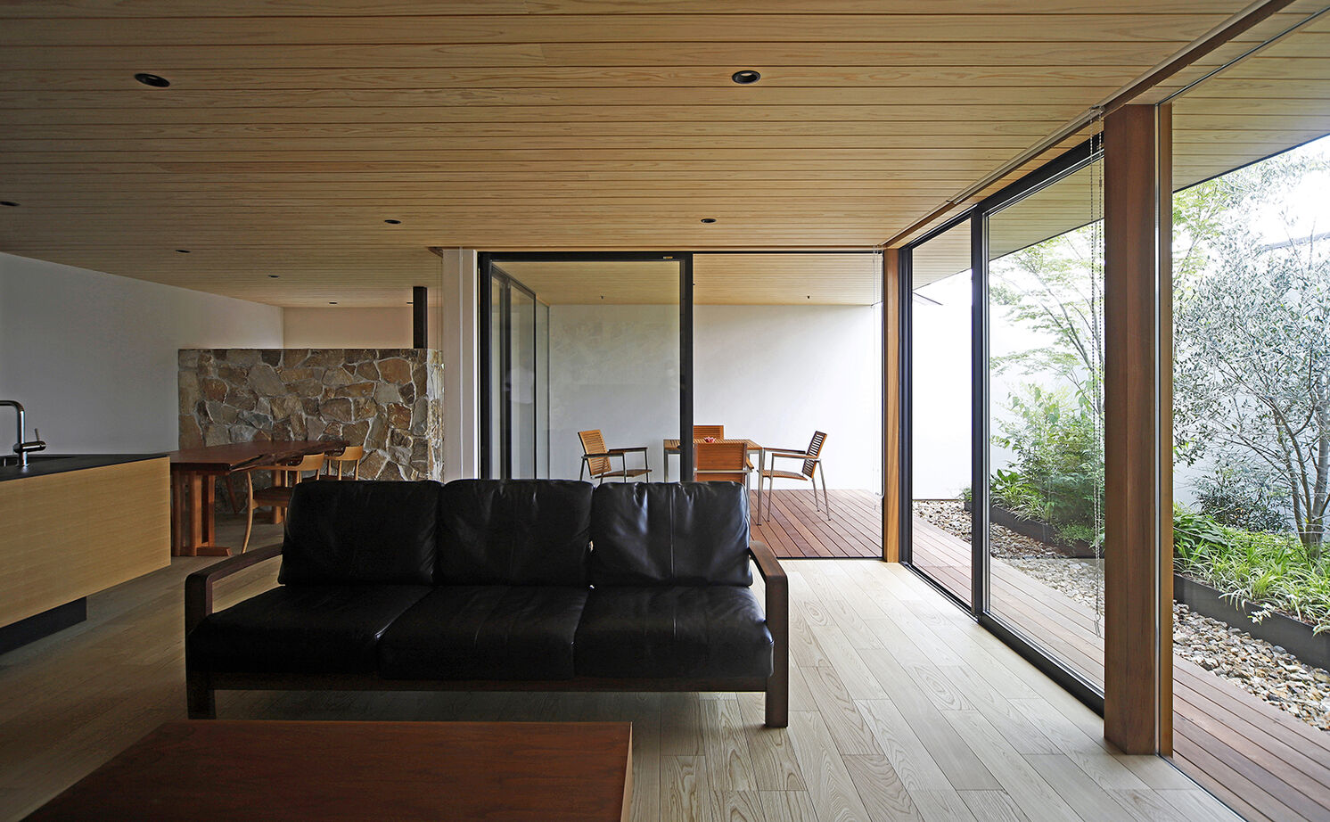 kisetsu 【北名古屋市】テーマは“グリーンビューリゾート”。中と外が曖昧なテラスがリゾート感を盛り上げる平屋の建築実例画像4