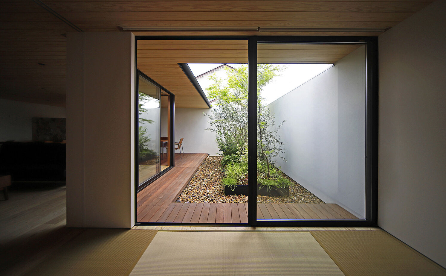 kisetsu 【北名古屋市】テーマは“グリーンビューリゾート”。中と外が曖昧なテラスがリゾート感を盛り上げる平屋の建築実例画像8