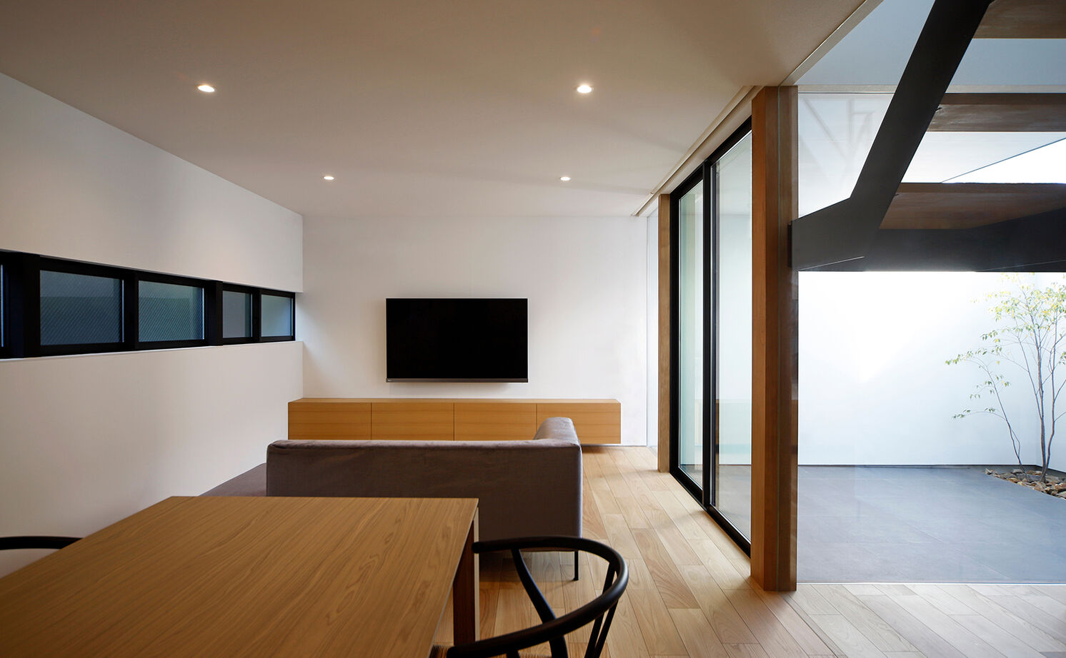 kisetsu 【愛知県｜２階建てのコートハウス】プライバシーと開放感、相反する要求を叶えたシンプルなコートハウスの建築実例画像2