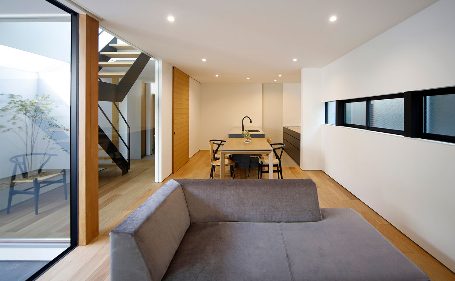 kisetsu 【愛知県｜２階建てのコートハウス】プライバシーと開放感、相反する要求を叶えたシンプルなコートハウスの建築実例画像3