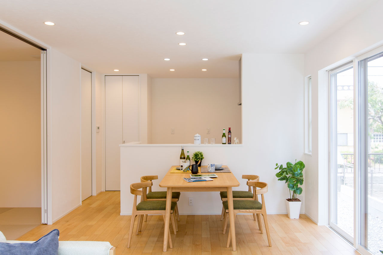 シンプル工務店 【1000万円台/約30坪/4LDK/吹抜けリビング/間取り図】シンプルモダンのデザインと広々暮らせる豊富な収納の建築実例画像4