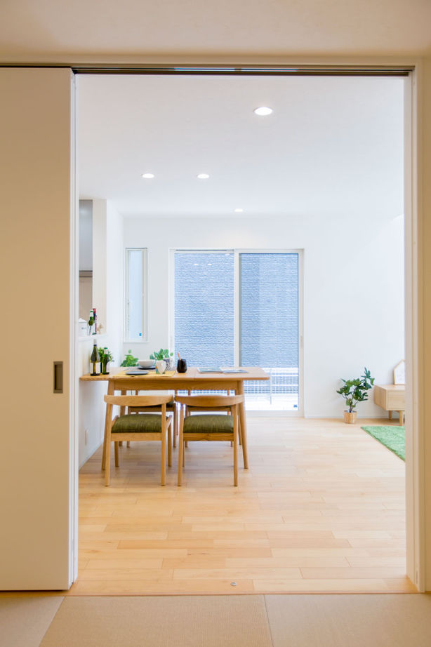 シンプル工務店 【1000万円台/約30坪/4LDK/吹抜けリビング/間取り図】シンプルモダンのデザインと広々暮らせる豊富な収納の建築実例画像5