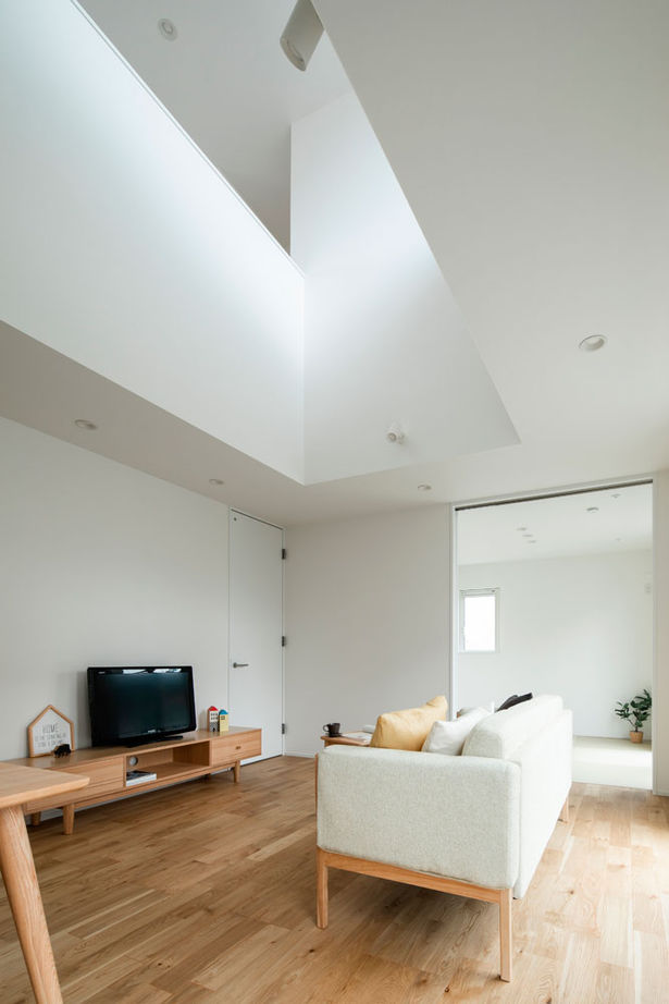 シンプル工務店 【1000万円台/20坪台/北欧風】シンプルなのに目を引く！おうち型ポーチ付の外観と吹抜けリビングにほれぼれの建築実例画像2