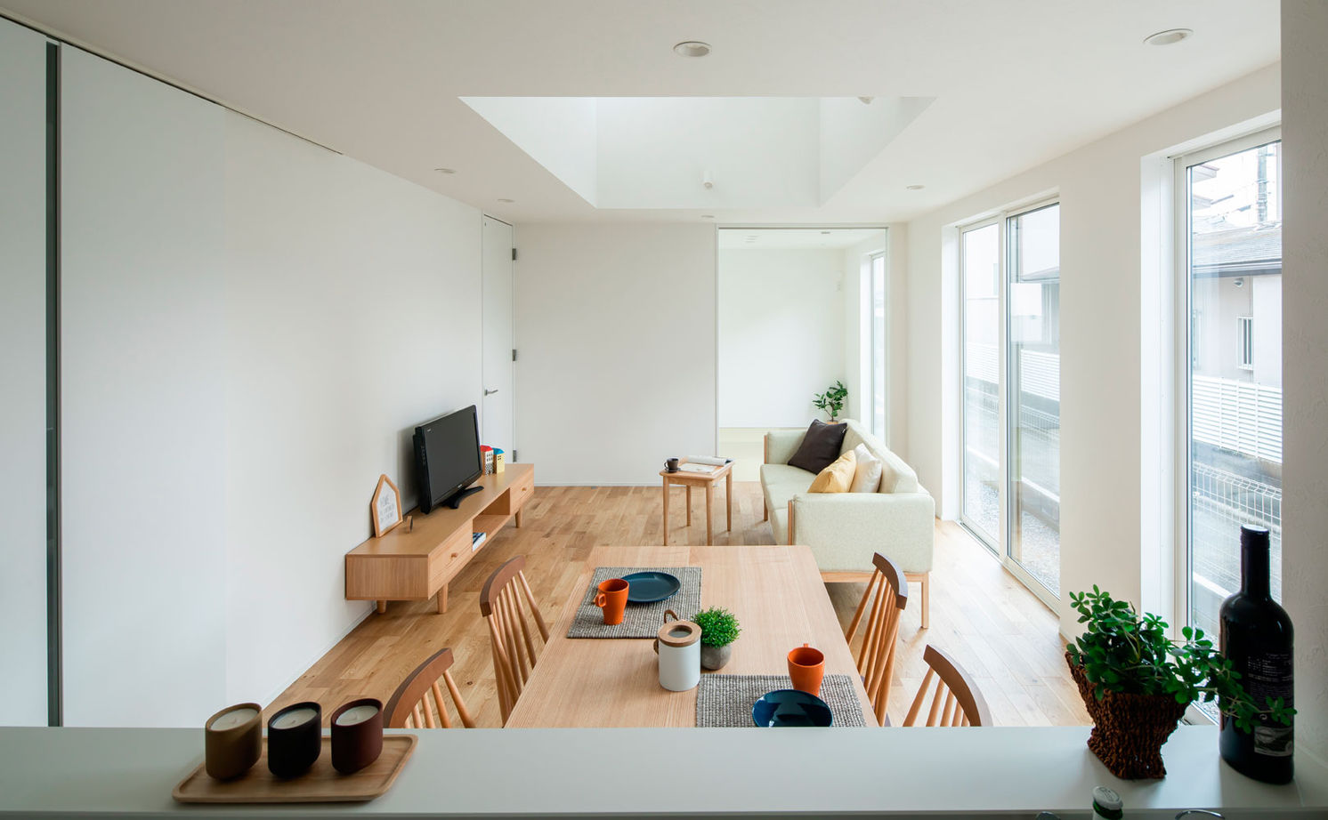 シンプル工務店 【1000万円台/20坪台/北欧風】シンプルなのに目を引く！おうち型ポーチ付の外観と吹抜けリビングにほれぼれの建築実例画像3