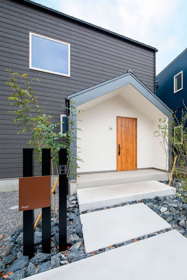 シンプル工務店 【1000万円台/20坪台/北欧風】シンプルなのに目を引く！おうち型ポーチ付の外観と吹抜けリビングにほれぼれの建築実例画像4