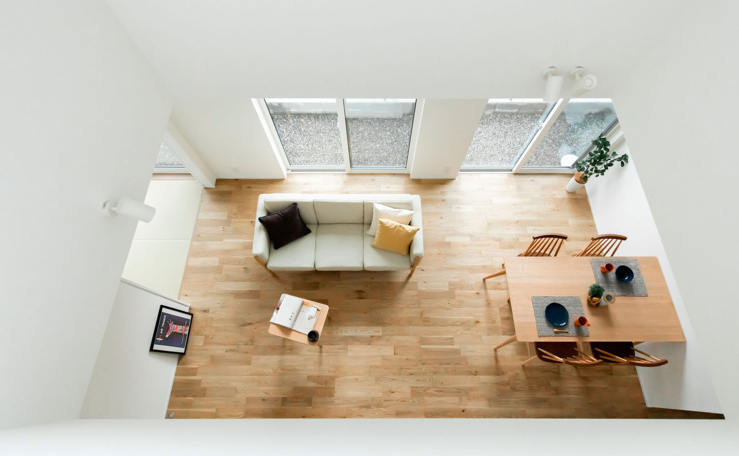 シンプル工務店 【1000万円台/20坪台/北欧風】シンプルなのに目を引く！おうち型ポーチ付の外観と吹抜けリビングにほれぼれの建築実例画像5