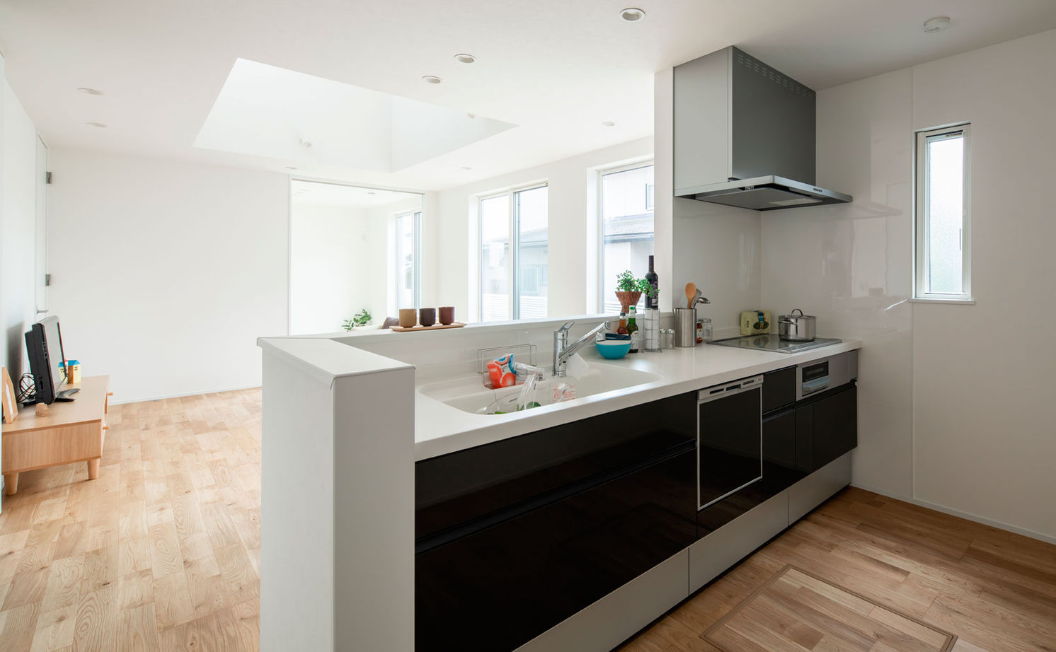 シンプル工務店 【1000万円台/20坪台/北欧風】シンプルなのに目を引く！おうち型ポーチ付の外観と吹抜けリビングにほれぼれの建築実例画像7