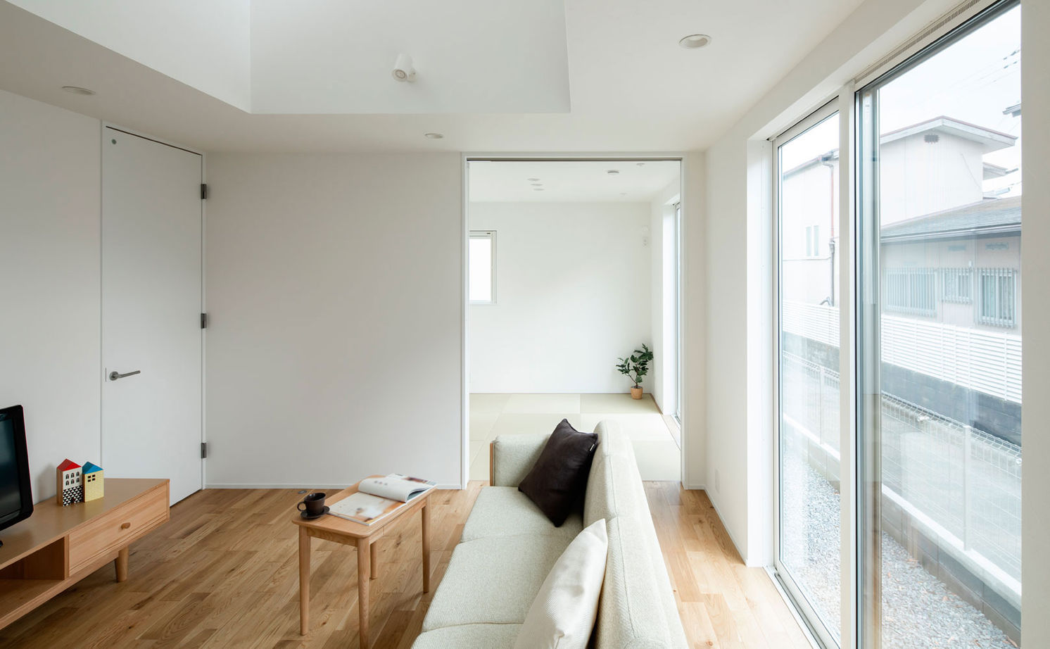 シンプル工務店 【1000万円台/20坪台/北欧風】シンプルなのに目を引く！おうち型ポーチ付の外観と吹抜けリビングにほれぼれの建築実例画像8