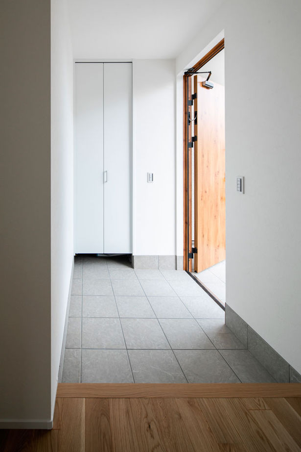 シンプル工務店 【1000万円台/20坪台/北欧風】シンプルなのに目を引く！おうち型ポーチ付の外観と吹抜けリビングにほれぼれの建築実例画像11