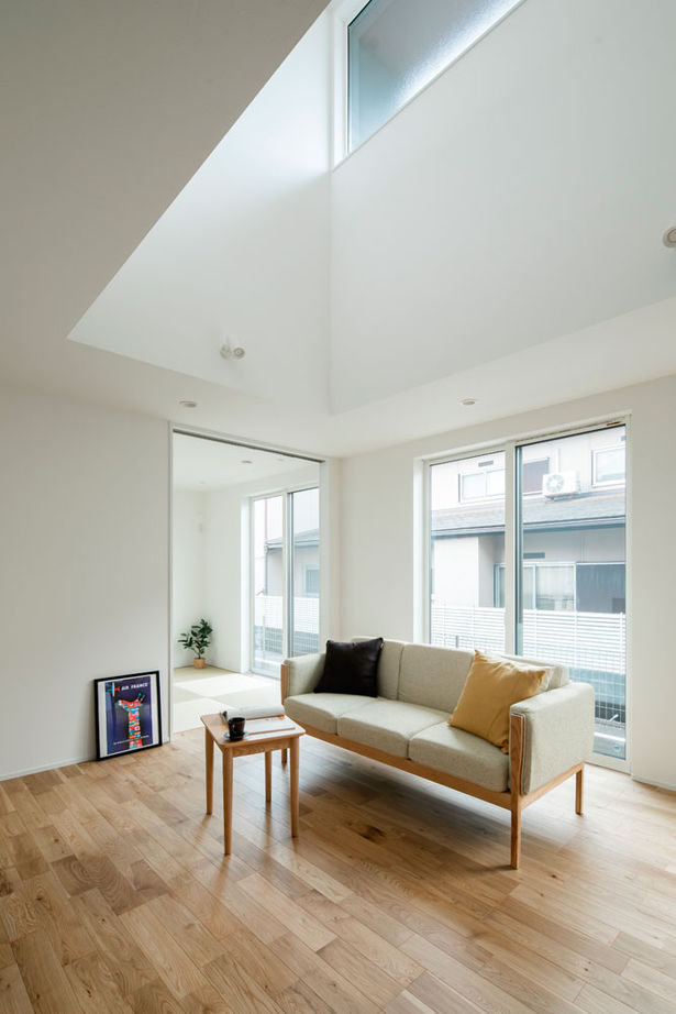 シンプル工務店 【1000万円台/20坪台/北欧風】シンプルなのに目を引く！おうち型ポーチ付の外観と吹抜けリビングにほれぼれの建築実例画像13