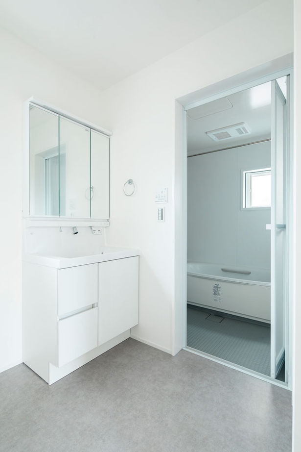 シンプル工務店 【1000万円台/20坪台/北欧風】シンプルなのに目を引く！おうち型ポーチ付の外観と吹抜けリビングにほれぼれの建築実例画像14