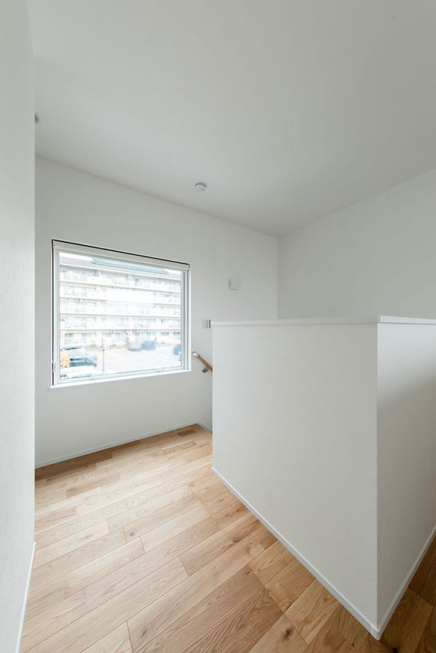 シンプル工務店 【1000万円台/20坪台/北欧風】シンプルなのに目を引く！おうち型ポーチ付の外観と吹抜けリビングにほれぼれの建築実例画像15