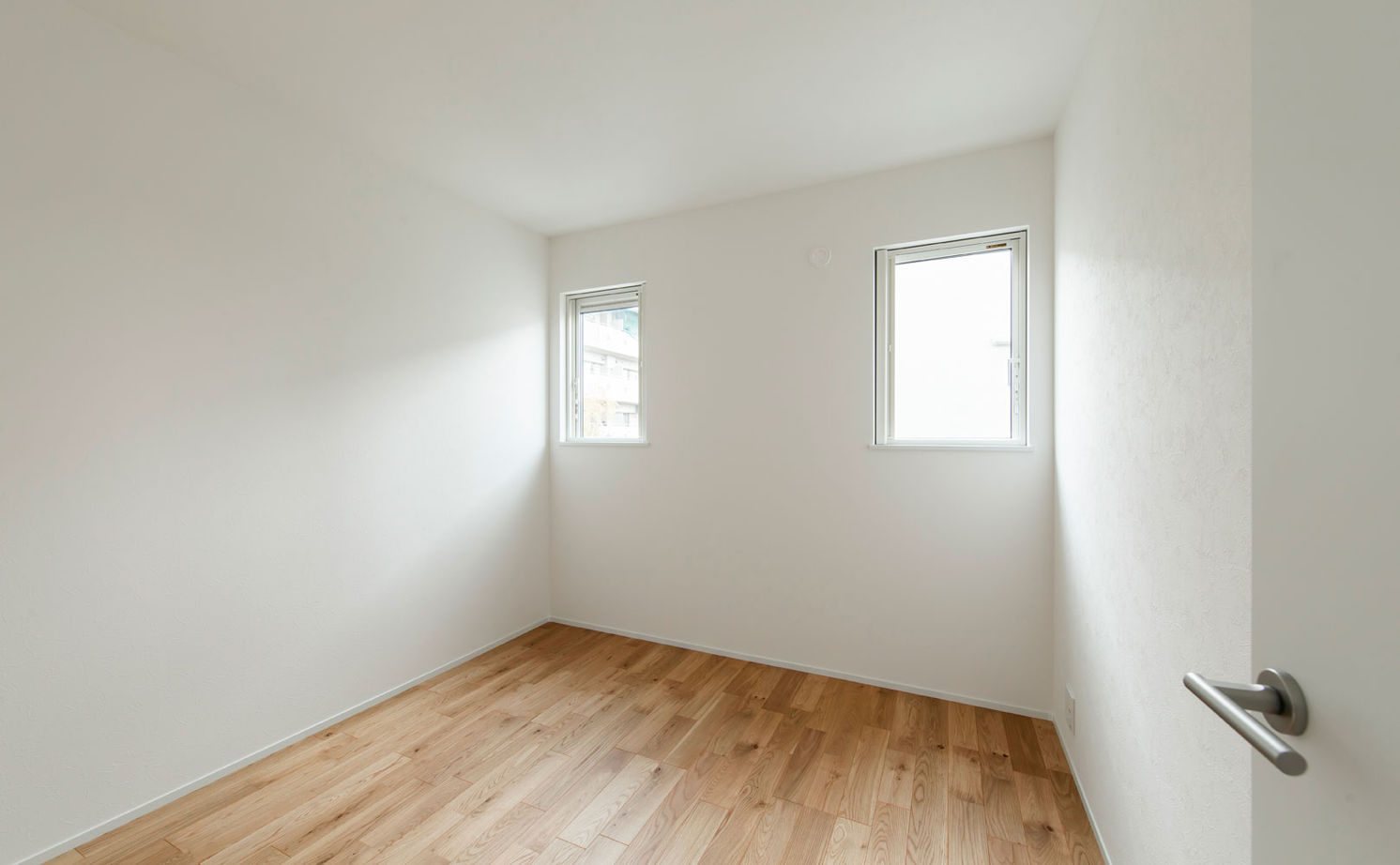 シンプル工務店 【1000万円台/20坪台/北欧風】シンプルなのに目を引く！おうち型ポーチ付の外観と吹抜けリビングにほれぼれの建築実例画像17