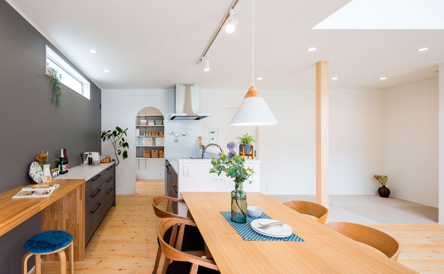 シンプル工務店 【1000万円台/30坪台/3LDK/間取り図面】行きたい所にすぐ行ける家事動線が幸せ。大型収納が５つもできた！の建築実例画像1