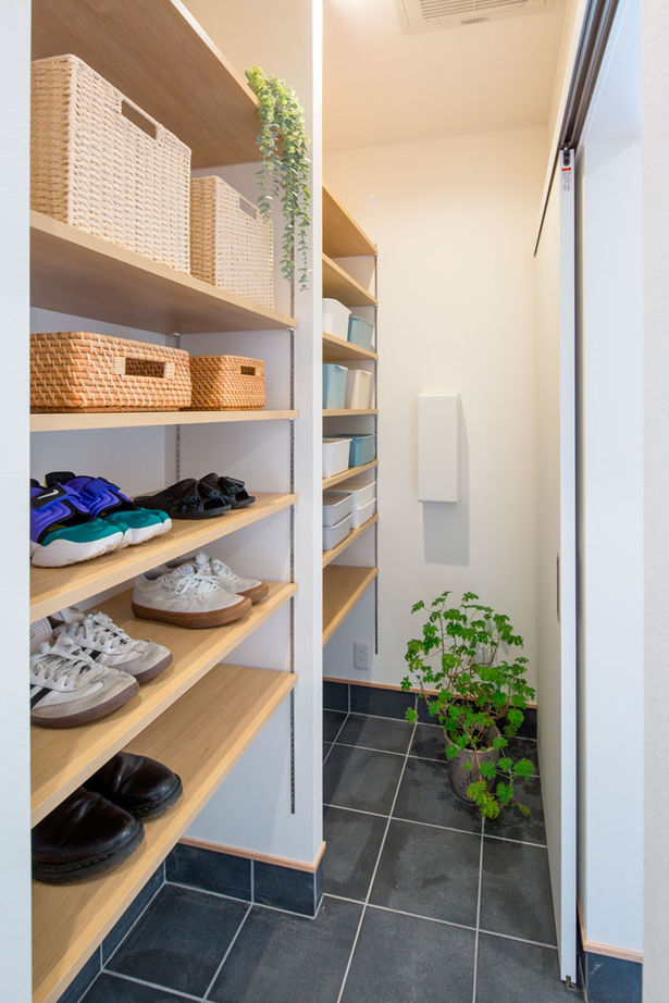 シンプル工務店 【1000万円台/30坪台/3LDK/間取り図面】行きたい所にすぐ行ける家事動線が幸せ。大型収納が５つもできた！の建築実例画像9