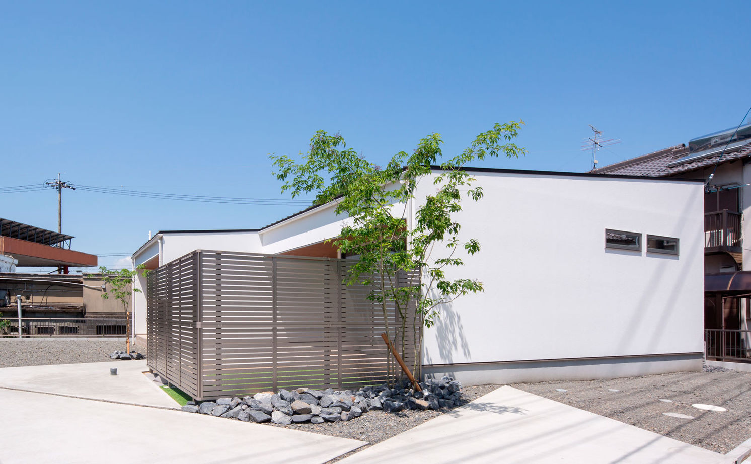 シンプル工務店 【1000万円台/平屋/20坪台/間取り図】L字型の平屋。掃除がラクと白をテーマに、すっきり広々の平屋！の建築実例画像