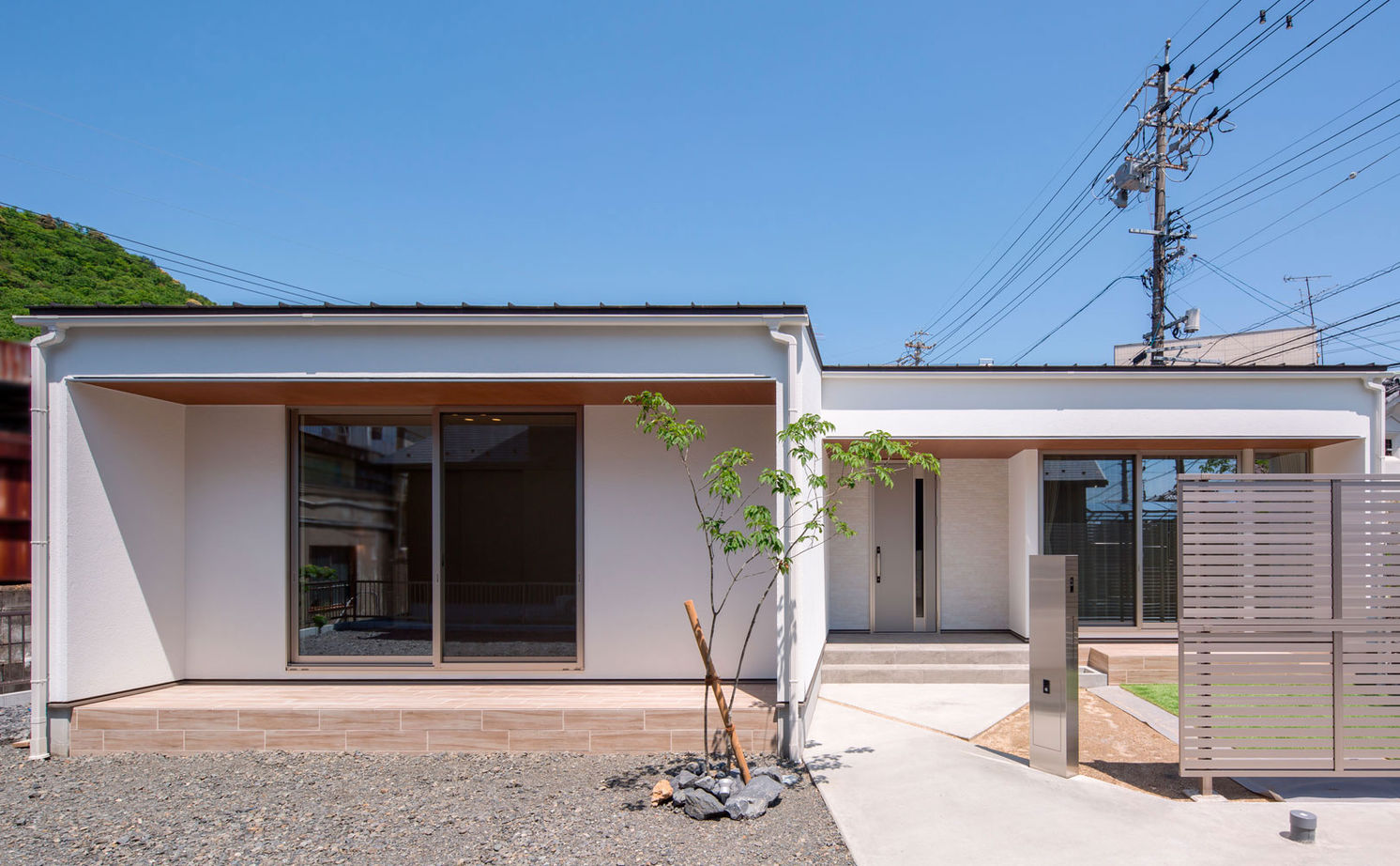 シンプル工務店 【1000万円台/平屋/20坪台/間取り図】L字型の平屋。掃除がラクと白をテーマに、すっきり広々の平屋！の建築実例画像4