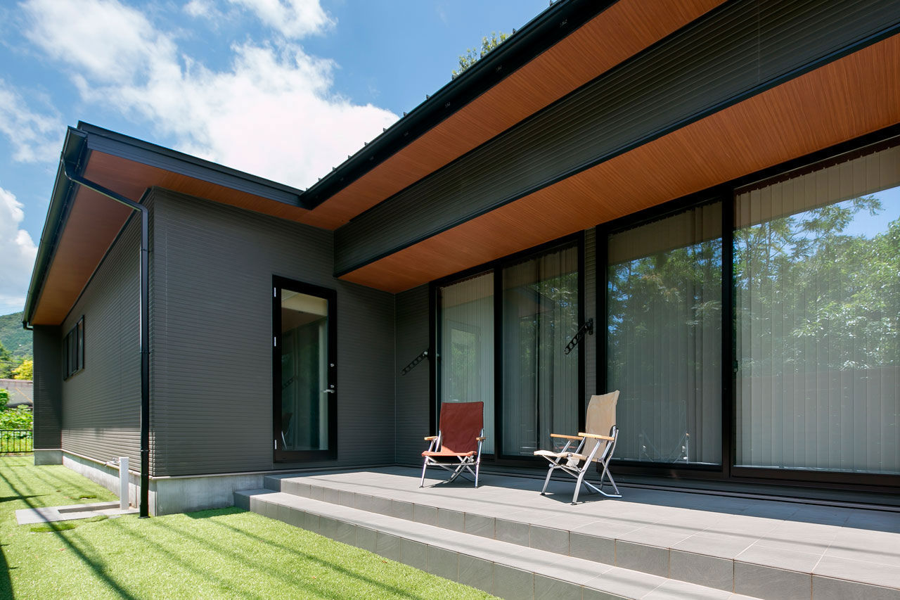 シンプル工務店 【1000万円台/30坪台/平屋/間取り図】タイルデッキを囲むＬ字型の平屋。LDKと個室のゾーン分けで居心地よくの建築実例画像2