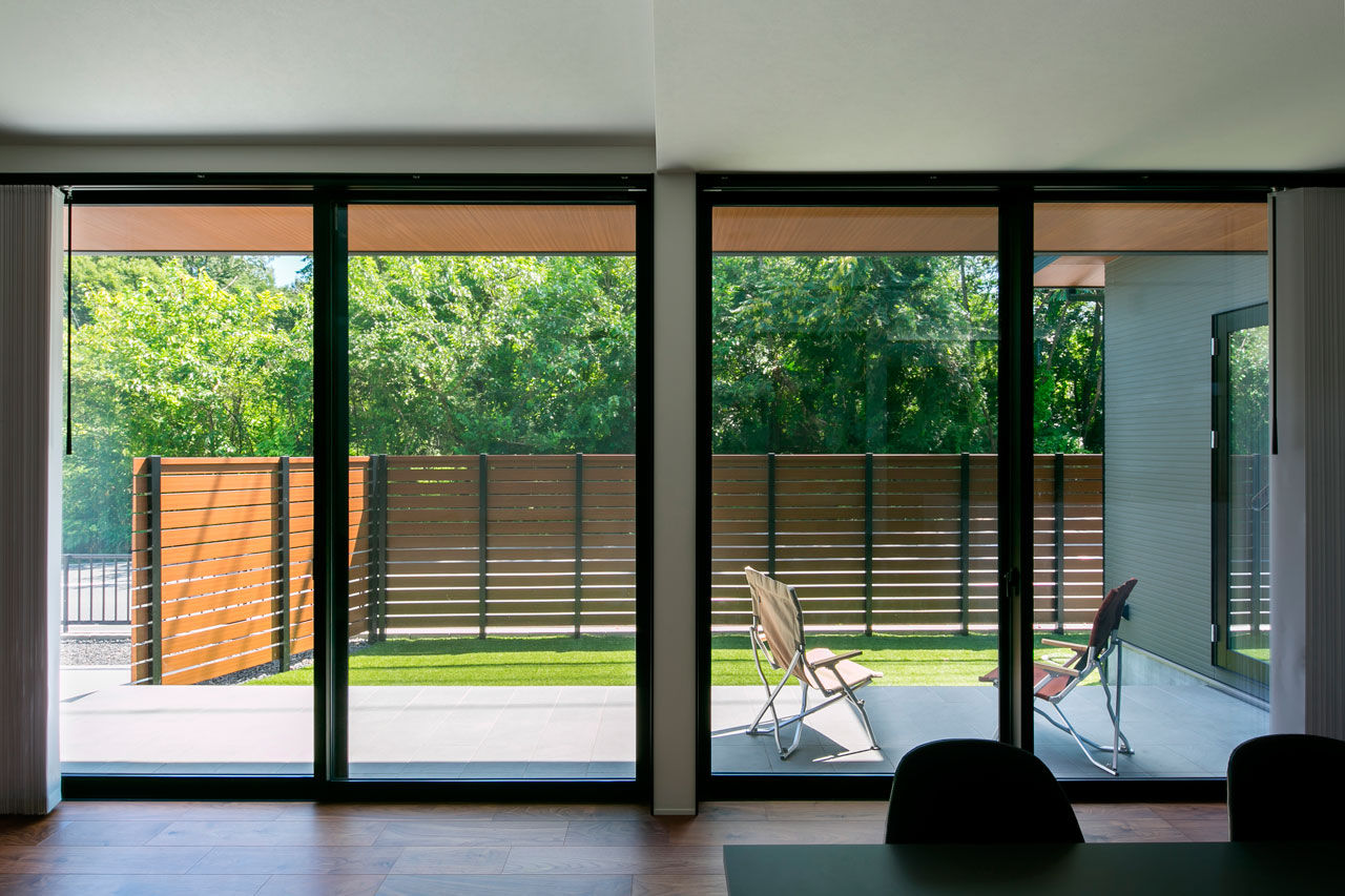 シンプル工務店 【1000万円台/30坪台/平屋/間取り図】タイルデッキを囲むＬ字型の平屋。LDKと個室のゾーン分けで居心地よくの建築実例画像3