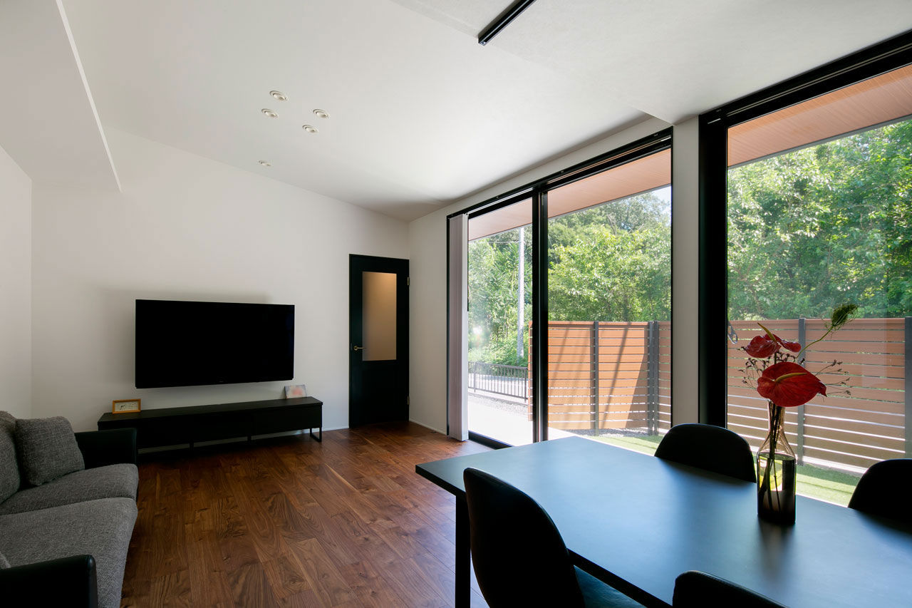 シンプル工務店 【1000万円台/30坪台/平屋/間取り図】タイルデッキを囲むＬ字型の平屋。LDKと個室のゾーン分けで居心地よくの建築実例画像4