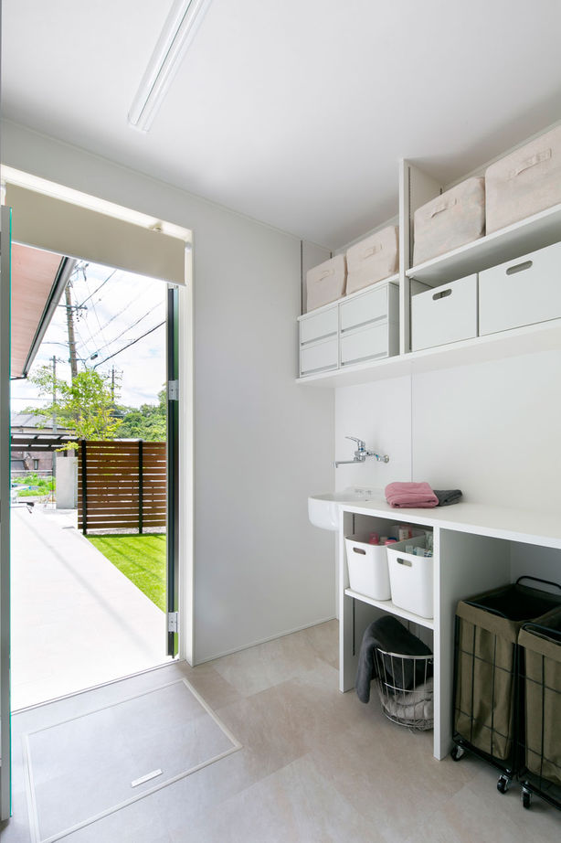 シンプル工務店 【1000万円台/30坪台/平屋/間取り図】タイルデッキを囲むＬ字型の平屋。LDKと個室のゾーン分けで居心地よくの建築実例画像5