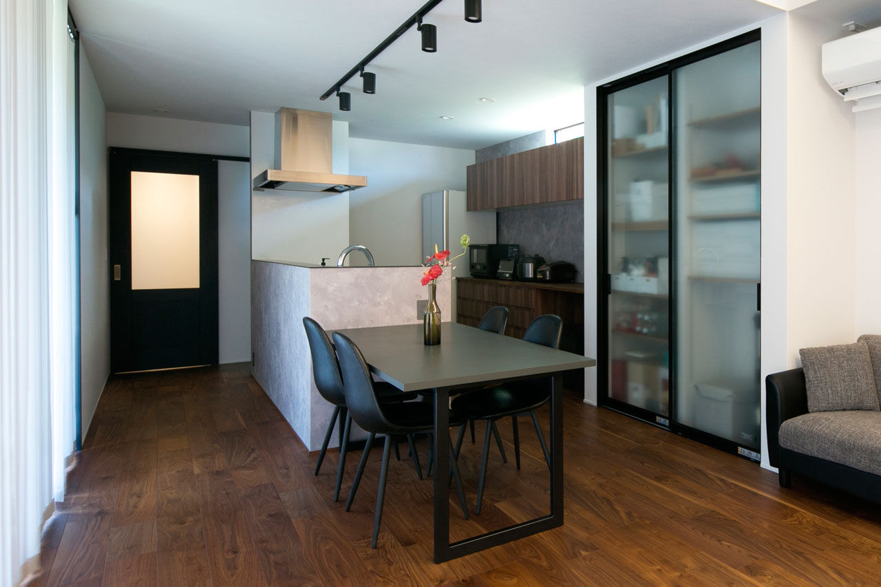 シンプル工務店 【1000万円台/30坪台/平屋/間取り図】タイルデッキを囲むＬ字型の平屋。LDKと個室のゾーン分けで居心地よくの建築実例画像6