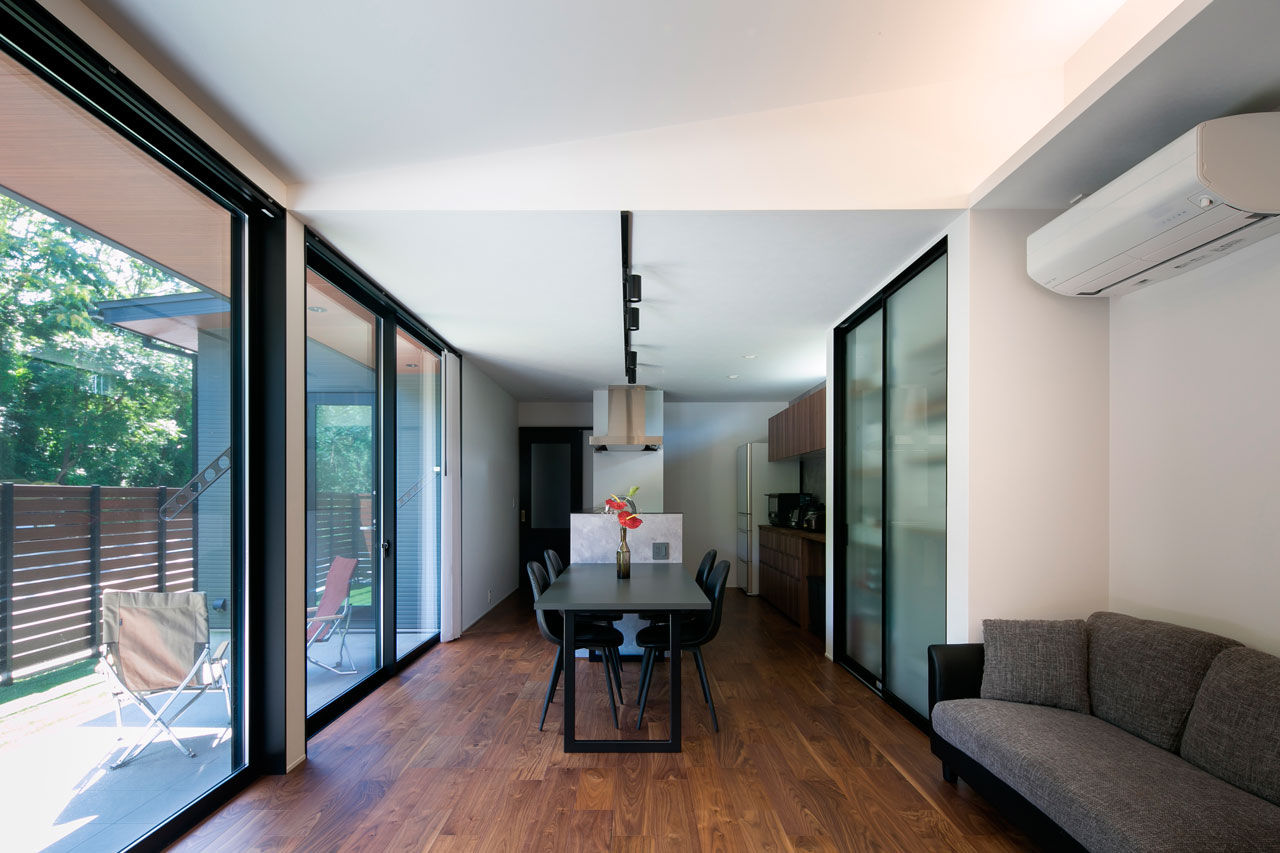 シンプル工務店 【1000万円台/30坪台/平屋/間取り図】タイルデッキを囲むＬ字型の平屋。LDKと個室のゾーン分けで居心地よくの建築実例画像9