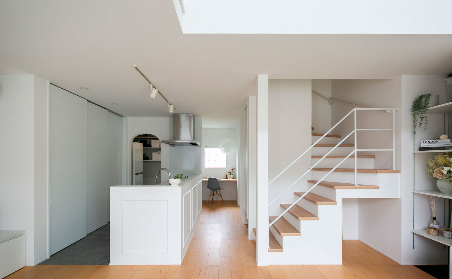 シンプル工務店 【1000万円台/30坪台/3LDK/間取り図】猫と暮らす、三角屋根の白いおうち。大人かわいいインテリアも満喫の建築実例画像1