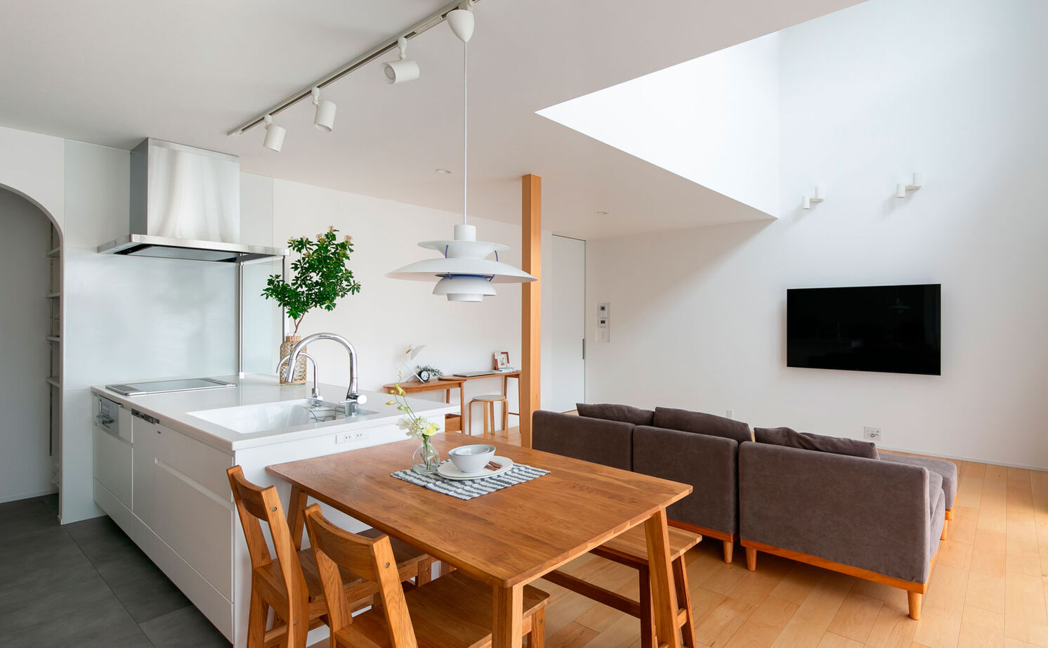 シンプル工務店 【1000万円台/30坪台/吹抜け/間取り図】「シンプルでおしゃれ」をまさに体現。仲間たちと賑やかに寛げる家の建築実例画像2