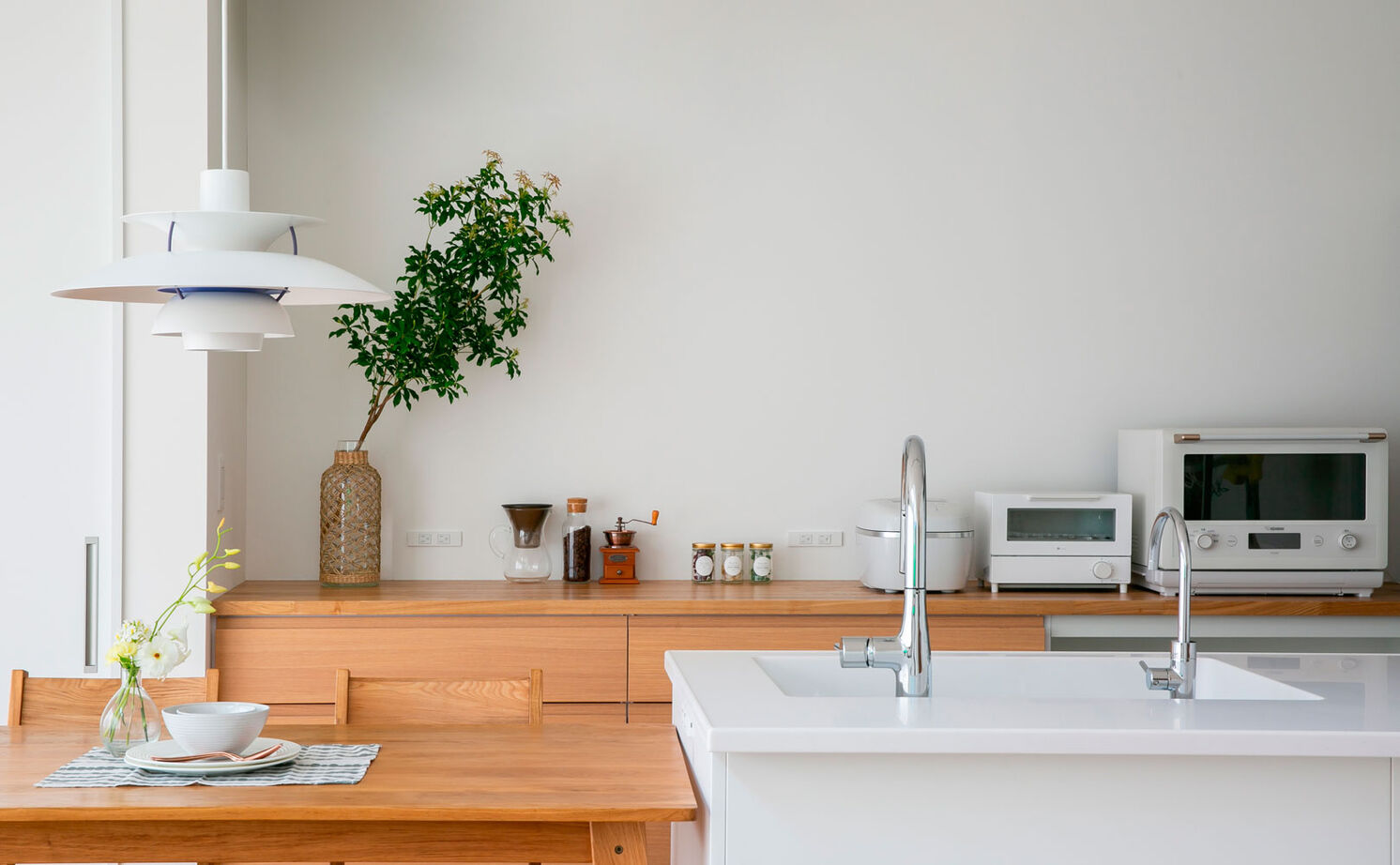 シンプル工務店 【1000万円台/30坪台/吹抜け/間取り図】「シンプルでおしゃれ」をまさに体現。仲間たちと賑やかに寛げる家の建築実例画像12