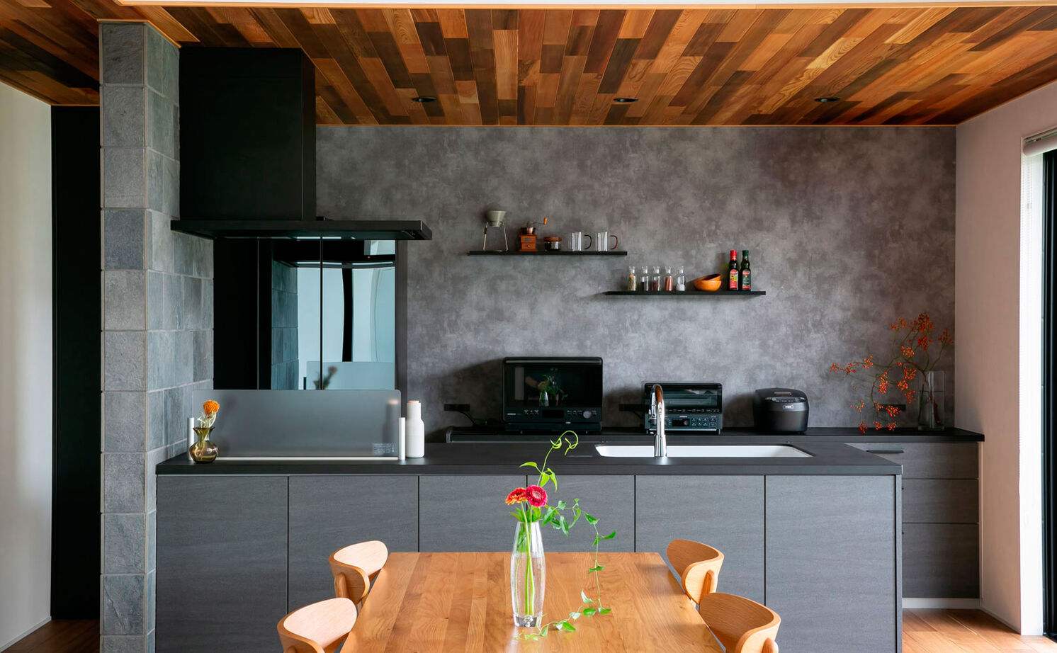 シンプル工務店 【1000万円台/30坪台/3LDK/間取り図】黒のかっこいいBOXの中は、レッドシダーとタイルが映える上質な空間の建築実例画像2