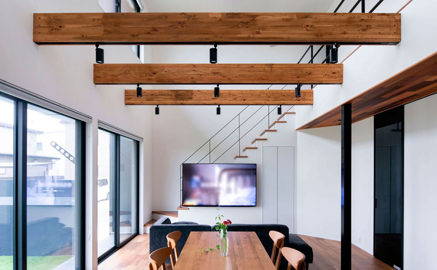 シンプル工務店 【1000万円台/30坪台/3LDK/間取り図】黒のかっこいいBOXの中は、レッドシダーとタイルが映える上質な空間の建築実例画像3