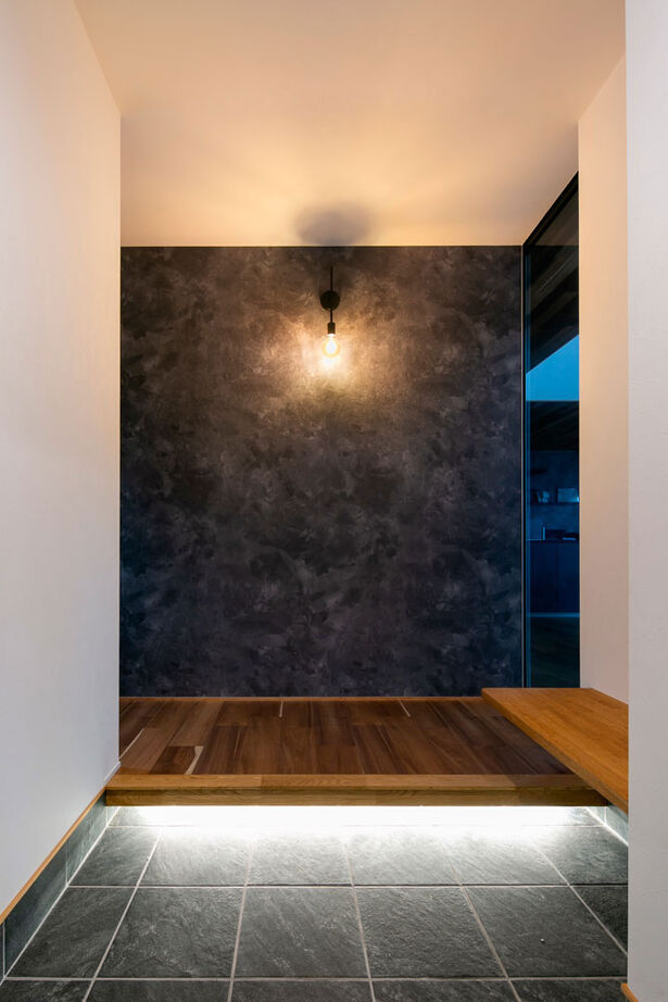 シンプル工務店 【1000万円台/30坪台/3LDK/間取り図】黒のかっこいいBOXの中は、レッドシダーとタイルが映える上質な空間の建築実例画像4