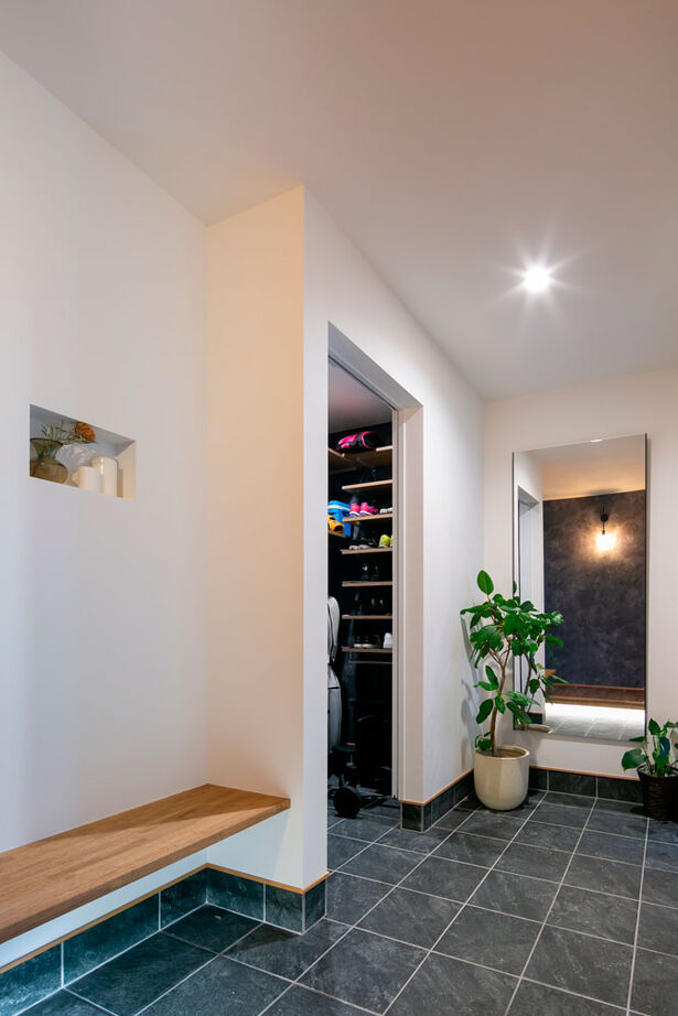 シンプル工務店 【1000万円台/30坪台/3LDK/間取り図】黒のかっこいいBOXの中は、レッドシダーとタイルが映える上質な空間の建築実例画像5