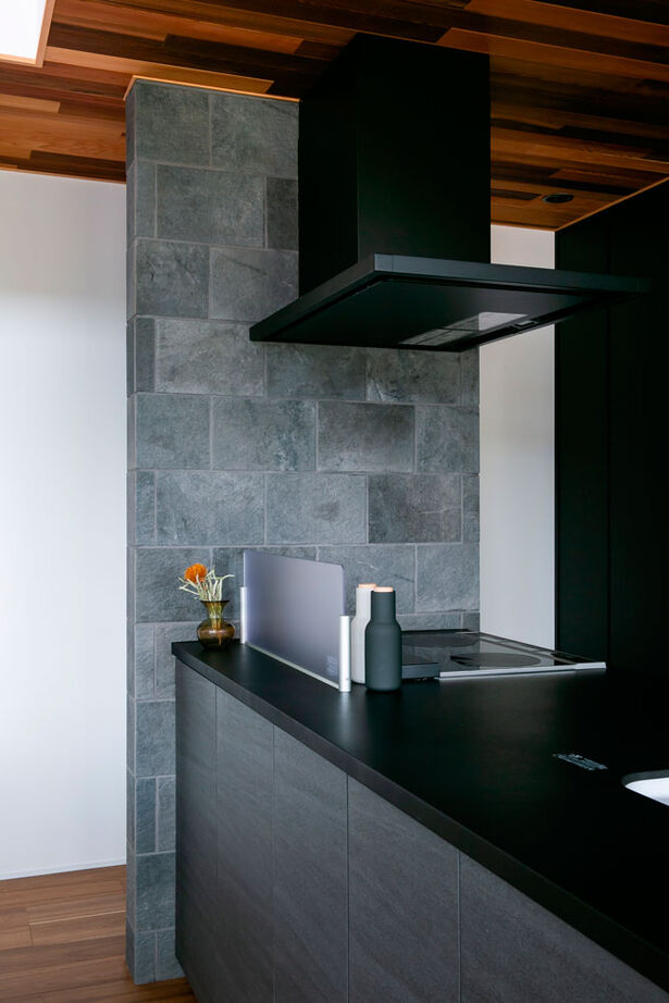 シンプル工務店 【1000万円台/30坪台/3LDK/間取り図】黒のかっこいいBOXの中は、レッドシダーとタイルが映える上質な空間の建築実例画像6