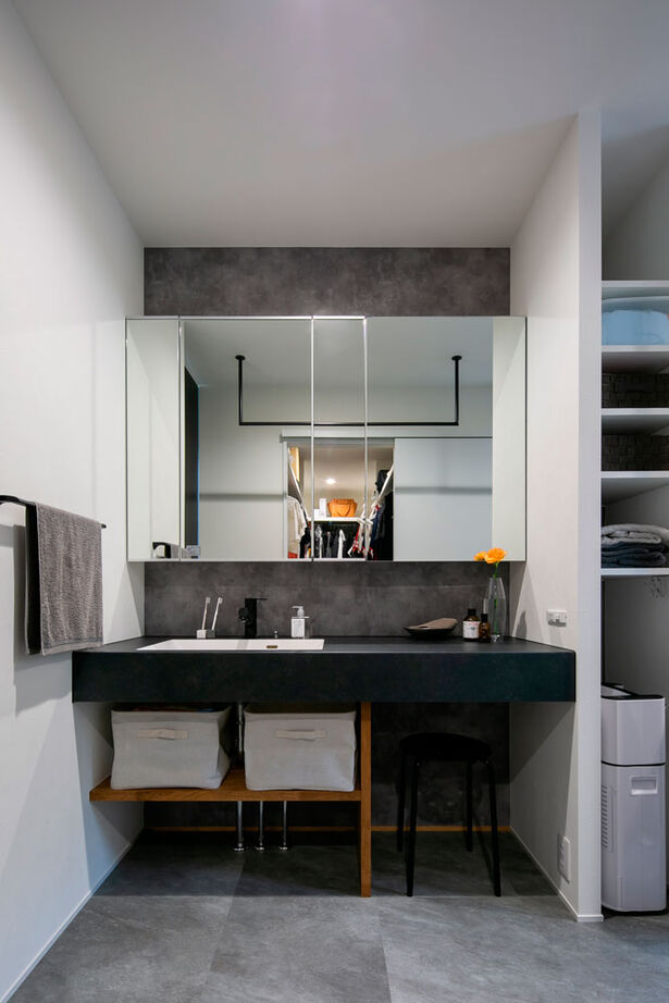 シンプル工務店 【1000万円台/30坪台/3LDK/間取り図】黒のかっこいいBOXの中は、レッドシダーとタイルが映える上質な空間の建築実例画像7