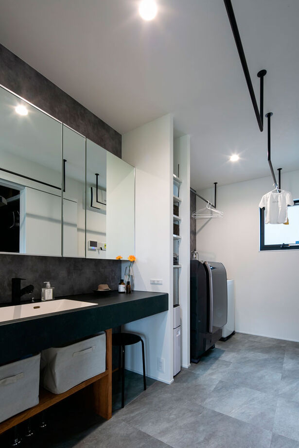 シンプル工務店 【1000万円台/30坪台/3LDK/間取り図】黒のかっこいいBOXの中は、レッドシダーとタイルが映える上質な空間の建築実例画像8