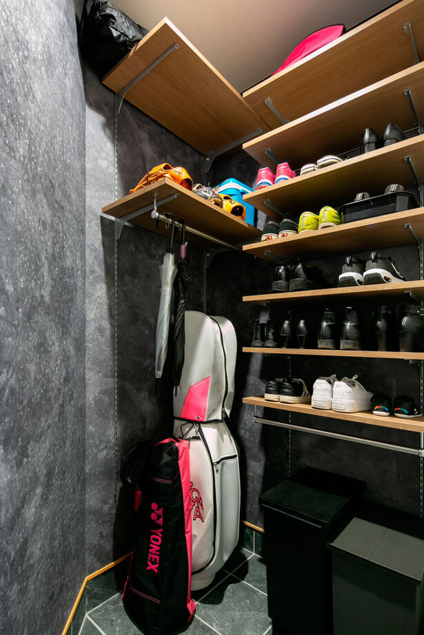 シンプル工務店 【1000万円台/30坪台/3LDK/間取り図】黒のかっこいいBOXの中は、レッドシダーとタイルが映える上質な空間の建築実例画像9