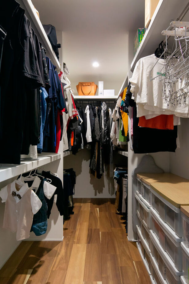 シンプル工務店 【1000万円台/30坪台/3LDK/間取り図】黒のかっこいいBOXの中は、レッドシダーとタイルが映える上質な空間の建築実例画像10