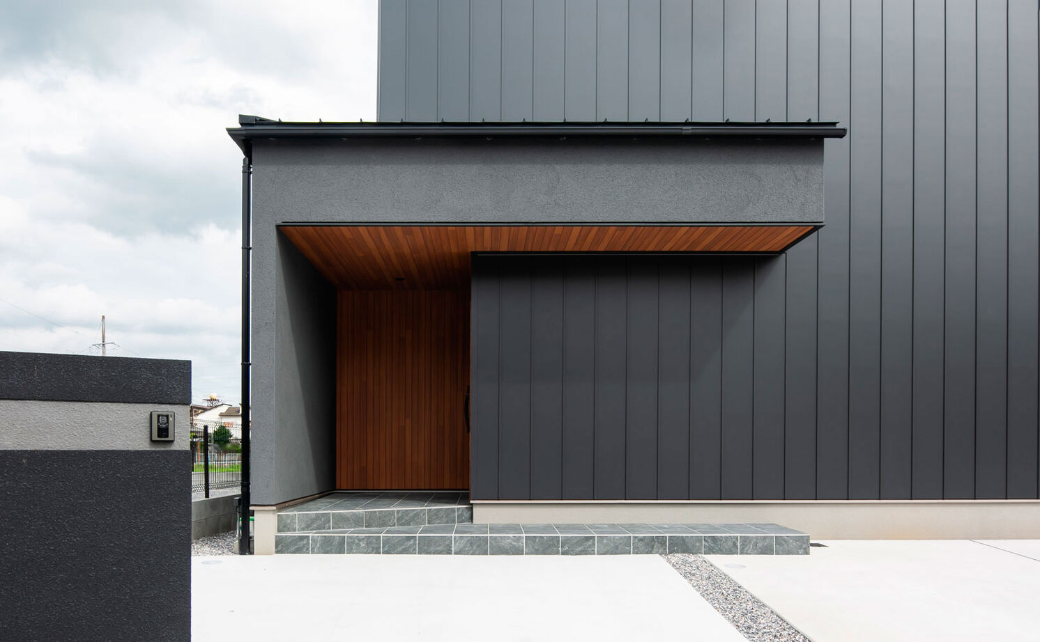 シンプル工務店 【1000万円台/30坪台/3LDK/間取り図】黒のかっこいいBOXの中は、レッドシダーとタイルが映える上質な空間の建築実例画像11