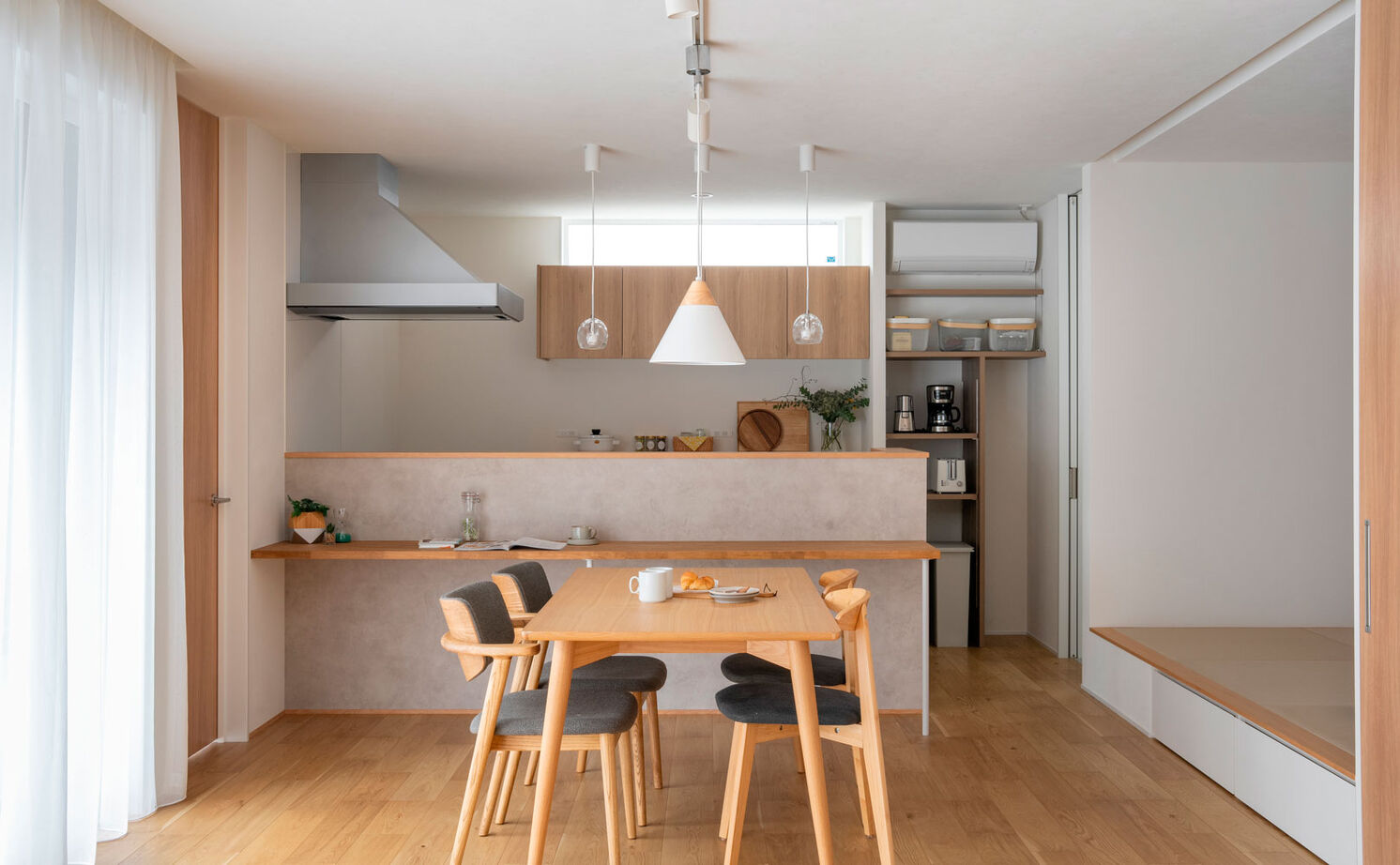 シンプル工務店 【1000万円台/平屋/30坪台/間取り図】見せると隠すが好バランス。アイデア収納ですっきり暮らせるL字の平屋の建築実例画像3