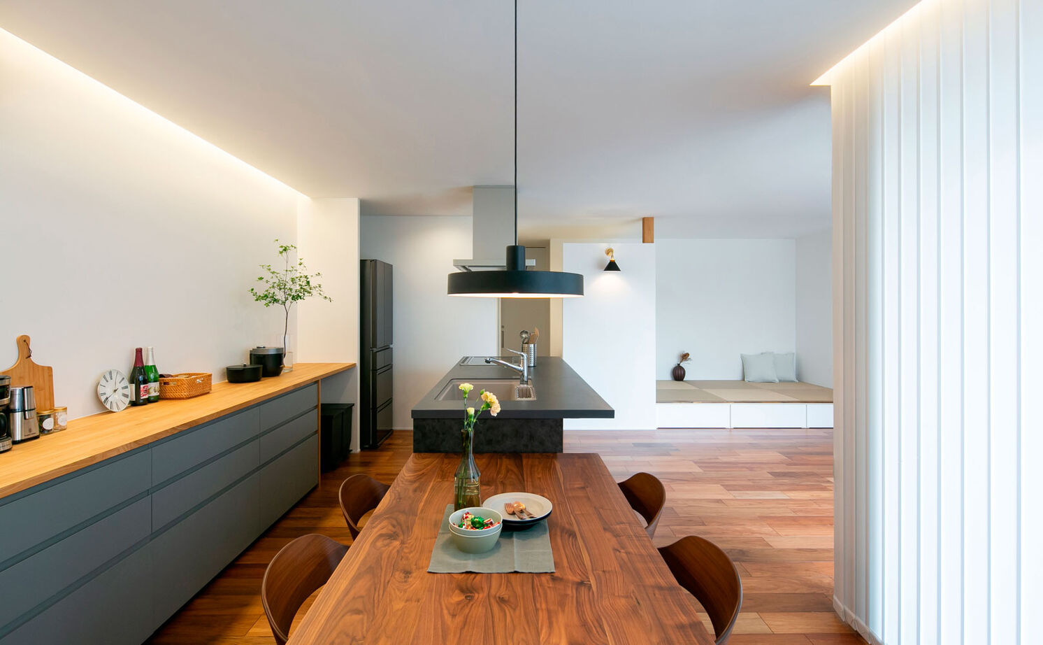 シンプル工務店 【1000万円台/平屋/中庭/30坪台/間取り図】プライベートを隠して中庭でゆったりと。黒を効かせたL字の平屋の建築実例画像3