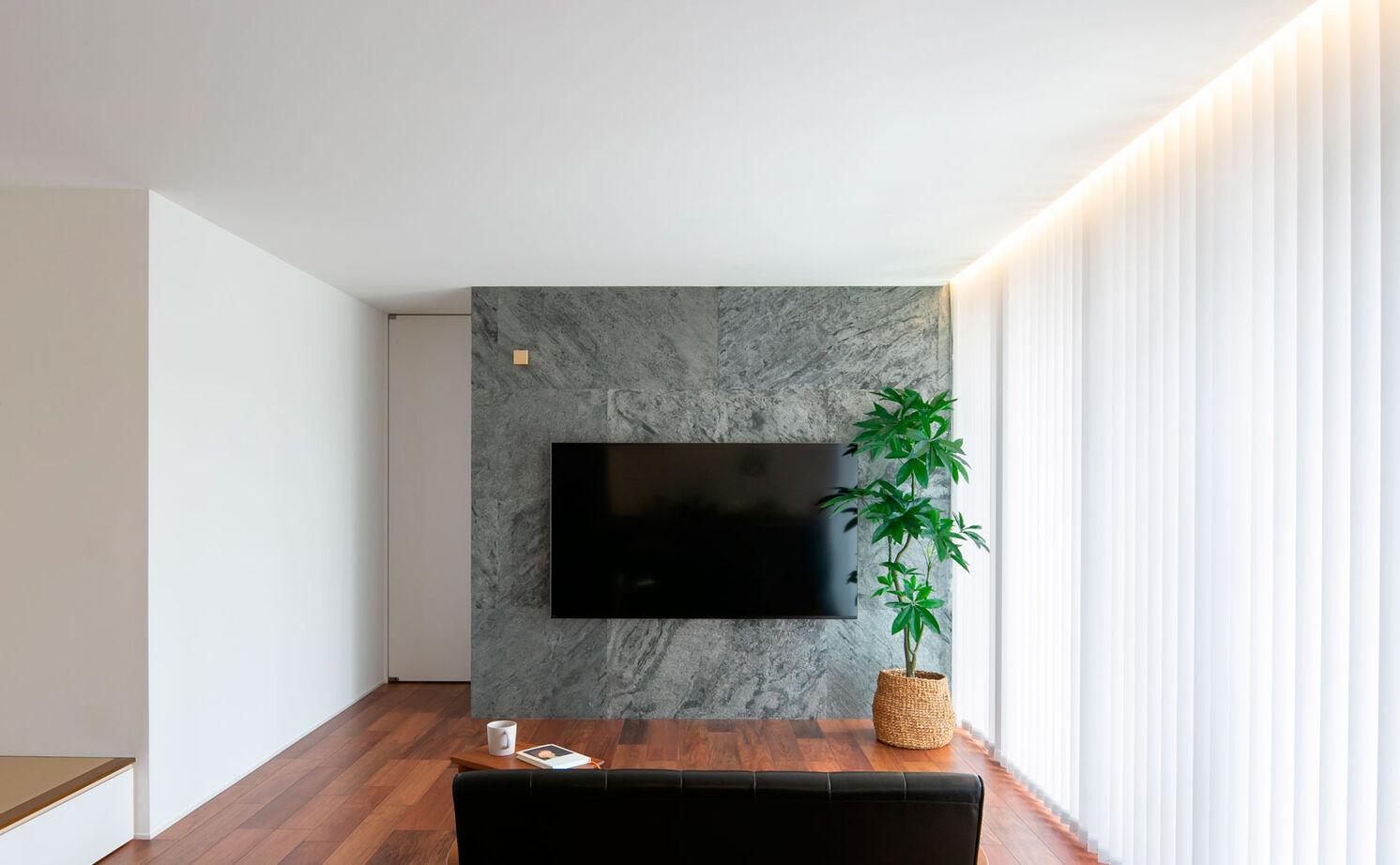 シンプル工務店 【1000万円台/平屋/中庭/30坪台/間取り図】プライベートを隠して中庭でゆったりと。黒を効かせたL字の平屋の建築実例画像4