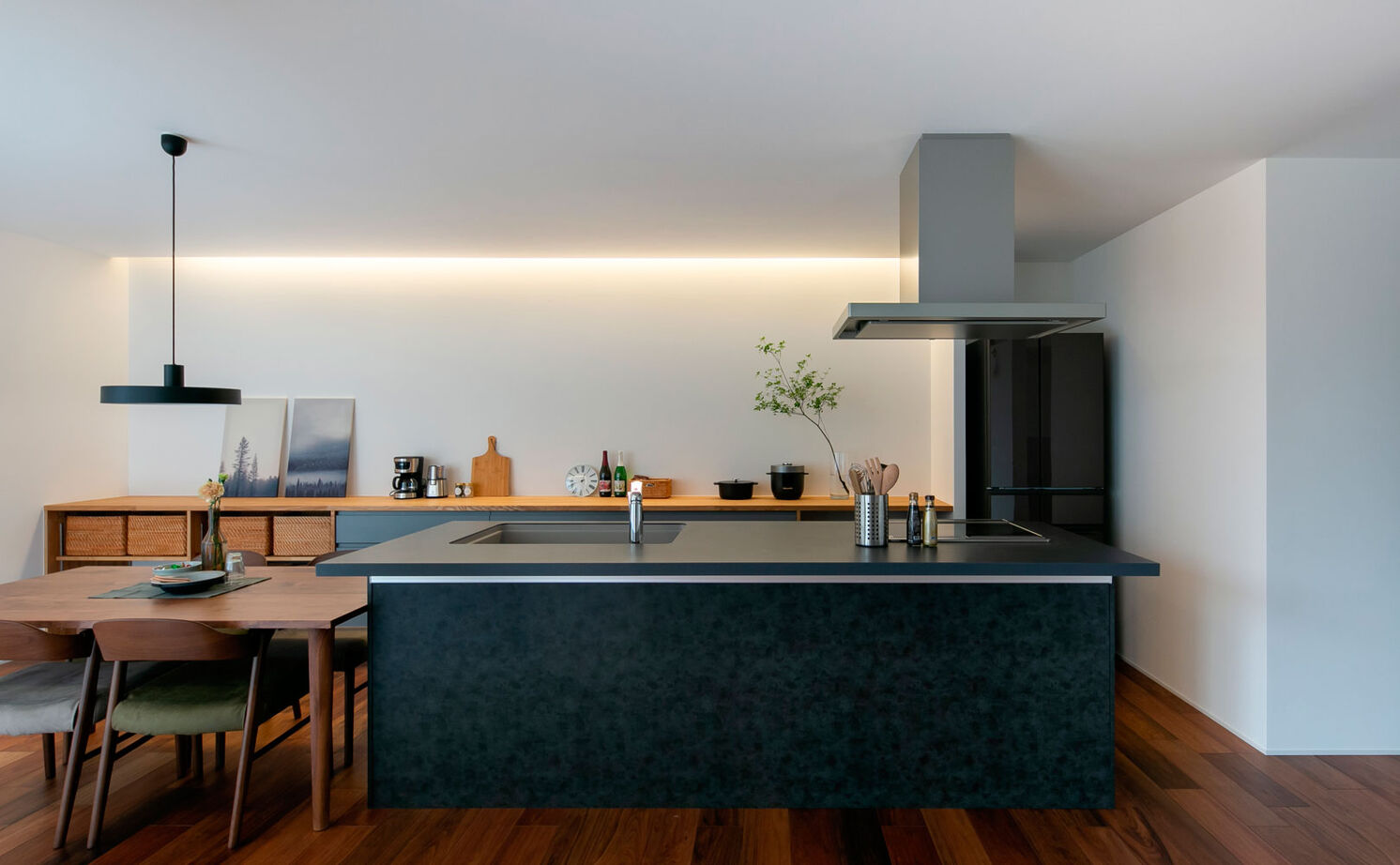 シンプル工務店 【1000万円台/平屋/中庭/30坪台/間取り図】プライベートを隠して中庭でゆったりと。黒を効かせたL字の平屋の建築実例画像6