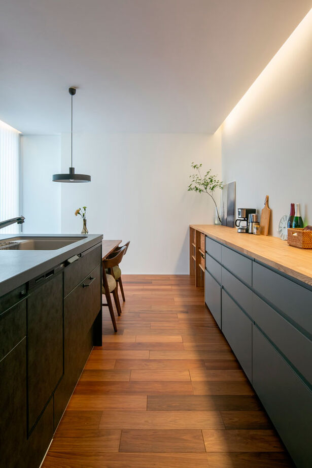 シンプル工務店 【1000万円台/平屋/中庭/30坪台/間取り図】プライベートを隠して中庭でゆったりと。黒を効かせたL字の平屋の建築実例画像7