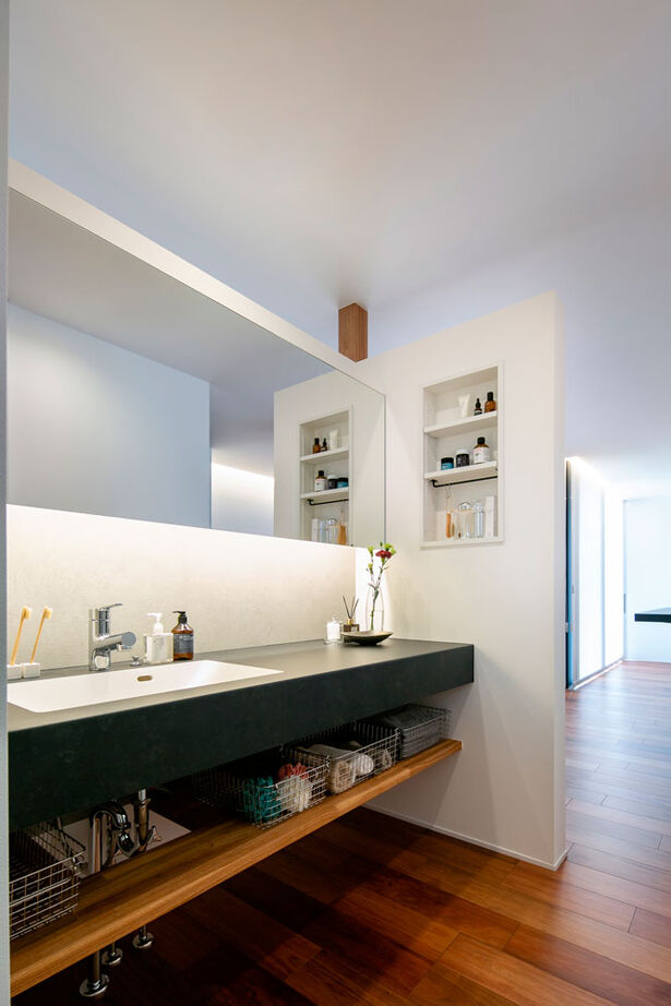 シンプル工務店 【1000万円台/平屋/中庭/30坪台/間取り図】プライベートを隠して中庭でゆったりと。黒を効かせたL字の平屋の建築実例画像8