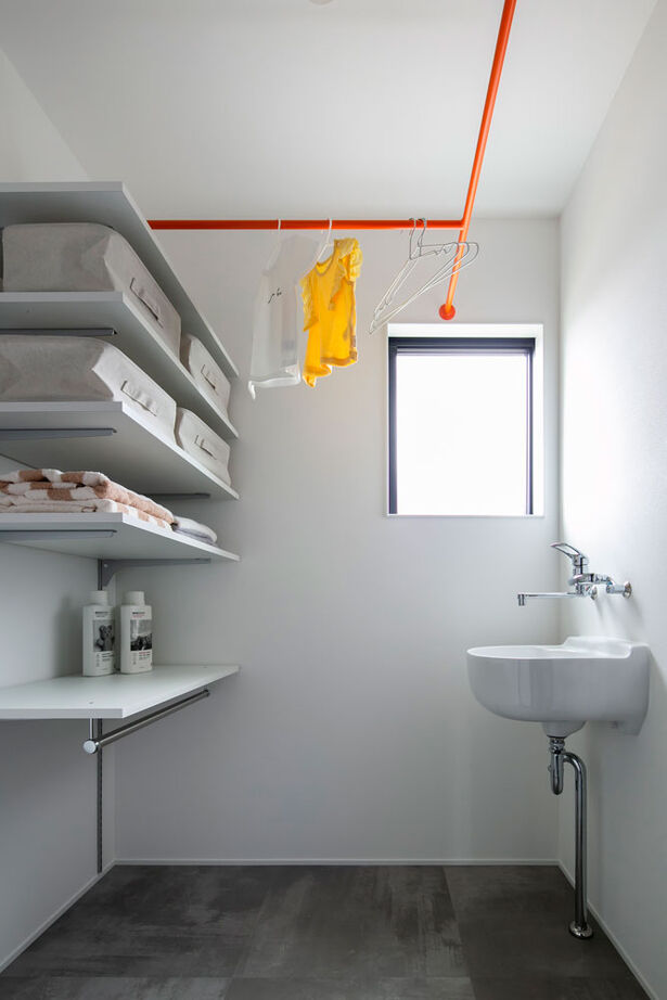 シンプル工務店 【1000万円台/平屋/中庭/30坪台/間取り図】プライベートを隠して中庭でゆったりと。黒を効かせたL字の平屋の建築実例画像9