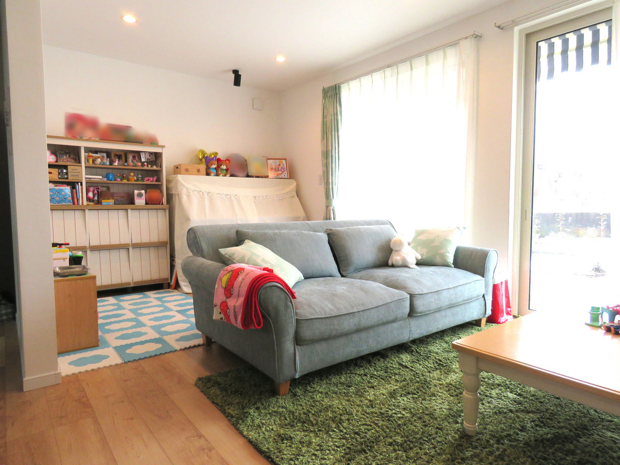 エースホーム山梨（芙蓉建設） 【リビング階段／インナールーフバルコニー／土間収納】真っ白な外壁が青空に映える洋風デザインの家の建築実例画像2